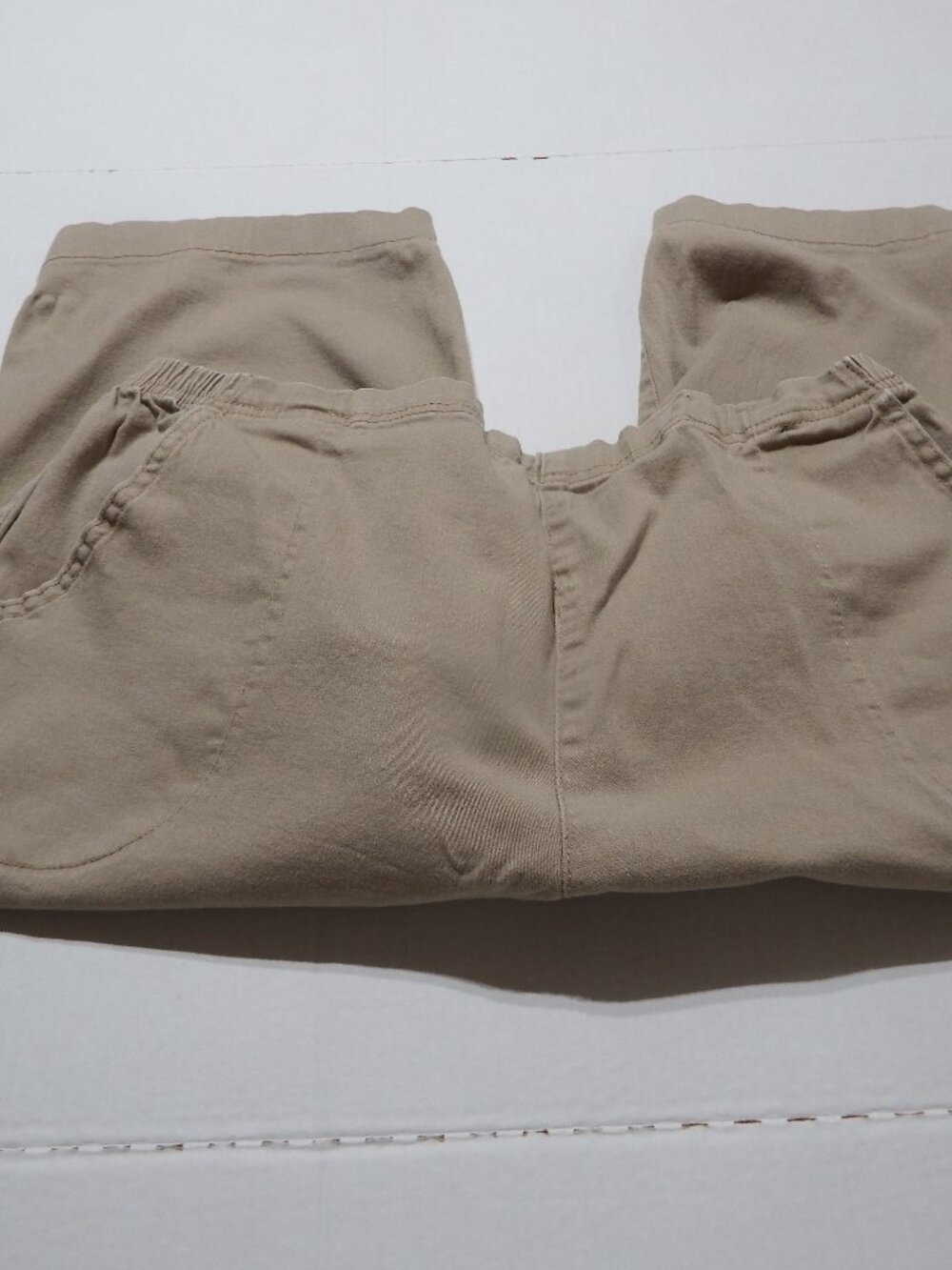 Women's khaki capri pants, size XXL by Croft & Barrow